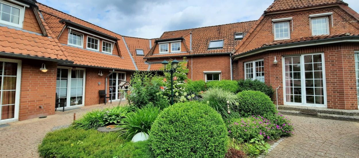 Pflegeimmobilie Kirchgellersen bei Lüneburg Bestandsobjekt Pflegeheim Bella Vita Eingang Garten